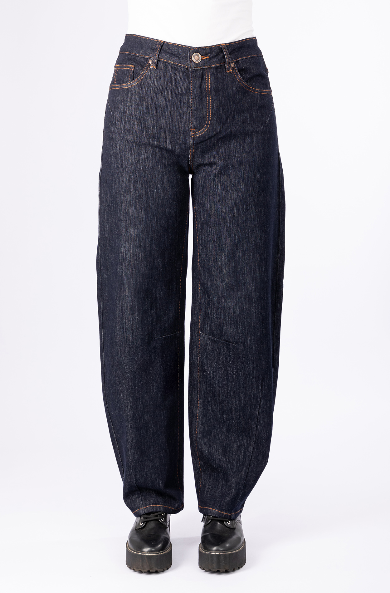 57Ilvy, Barrel-Fit, Raw-Denim, markante Kontrastnähte, O-Shape