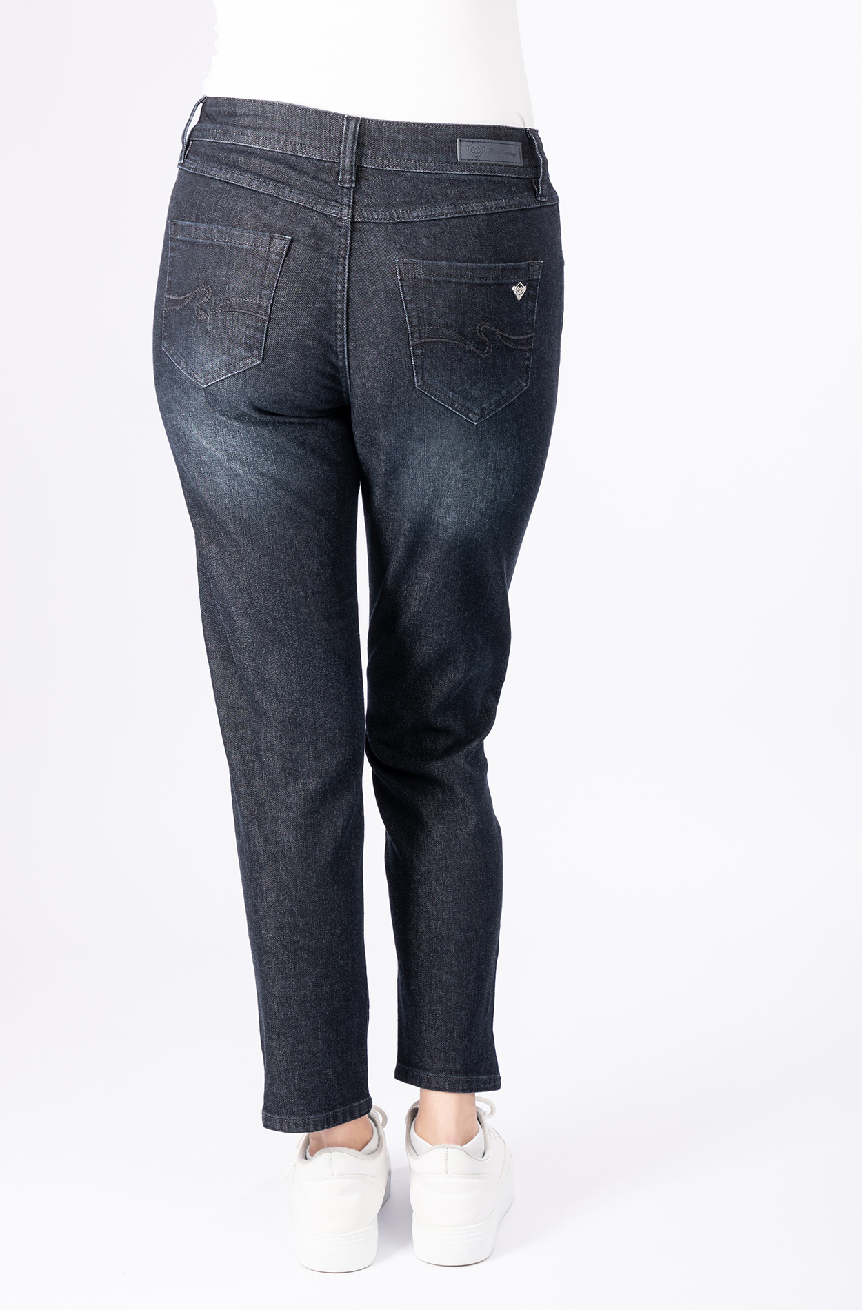 57Ava, Slim Fit, High Ankle, Beinschlitze, Betonung der Knöchel