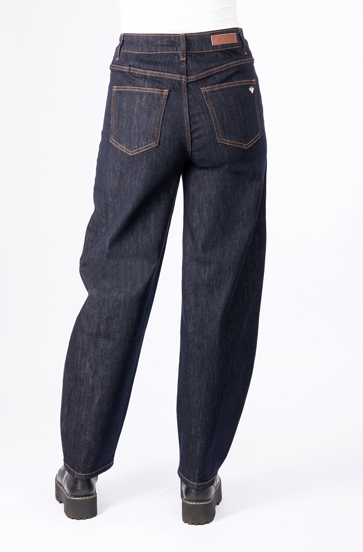 57Ilvy, Barrel-Fit, Raw-Denim, markante Kontrastnähte, O-Shape